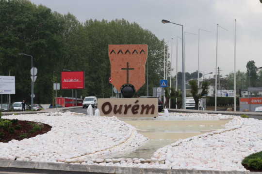 Ancoragens em escultura alusiva à cidade de Ourém
